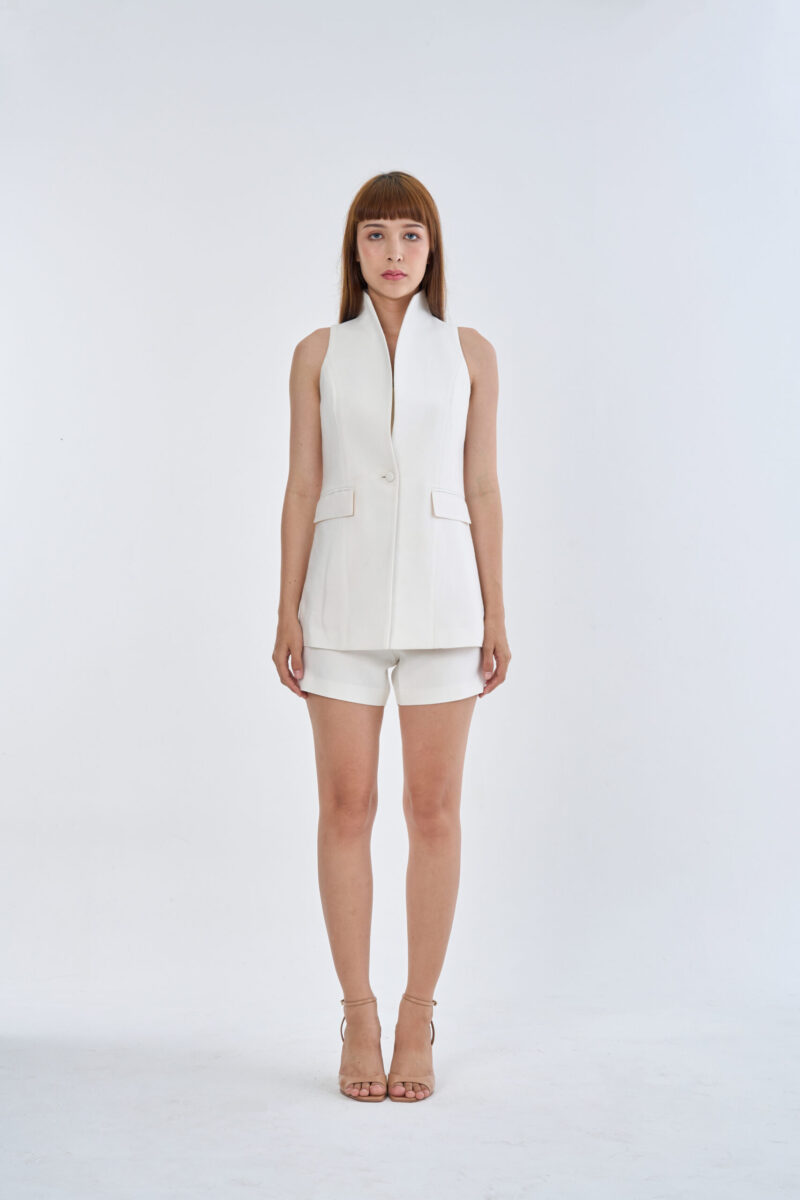 White Long Wing Collar Sleeveless Tops with Short Pants