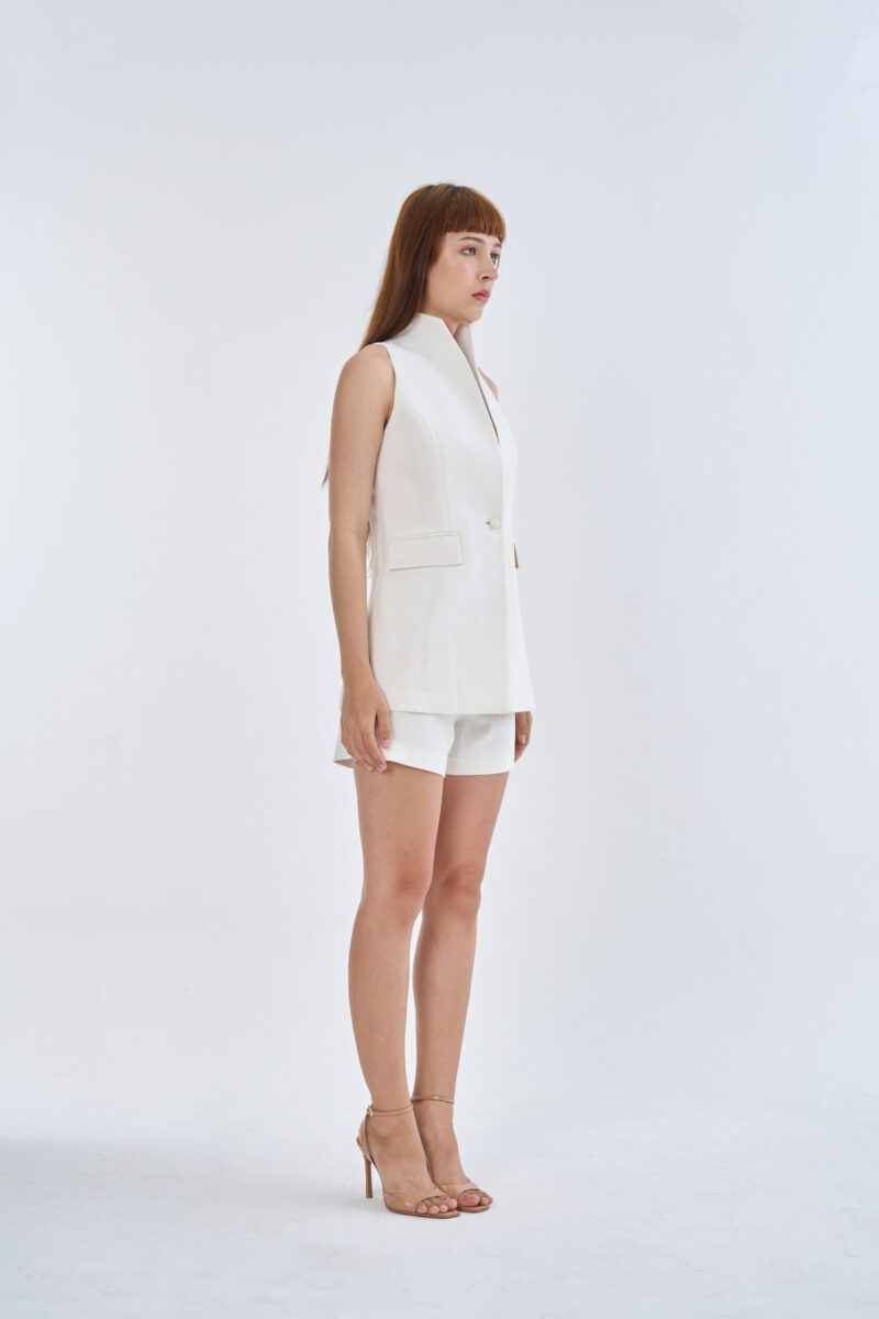 White Long Wing Collar Sleeveless Tops with Short Pants